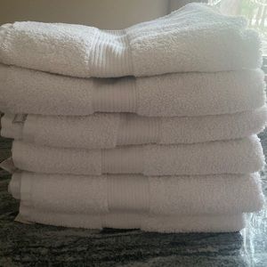 6 white cotton fluffy towels